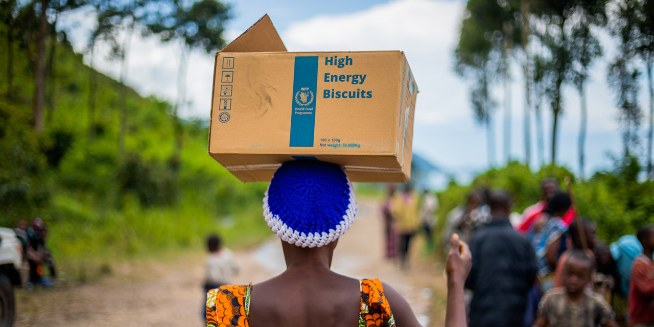 Photo showing a WFP high-energy biscuits are distribution in Bushushu to survivors of floods in May 2023, in the Democratic Republic of the Congo.