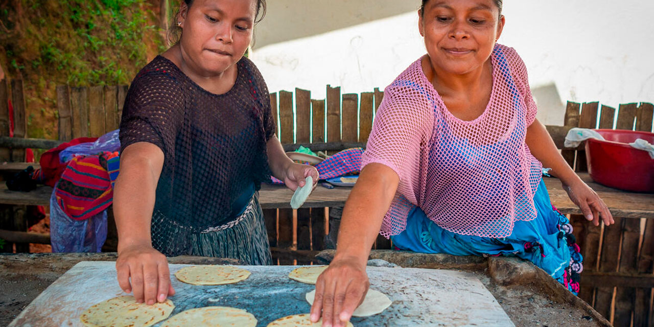 Photo showing a women cooking tortillas in the Setzac community in Teleman, Guatemala, where WFP is supporting government-led nutrition brigades.